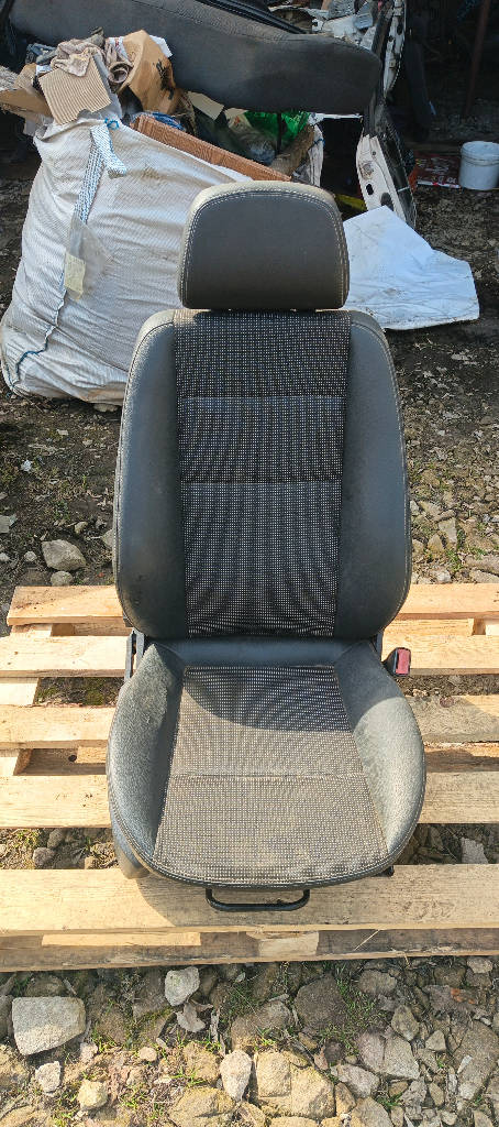 Сиденье правое переднее Opel Astra 2008 52 Z18XER