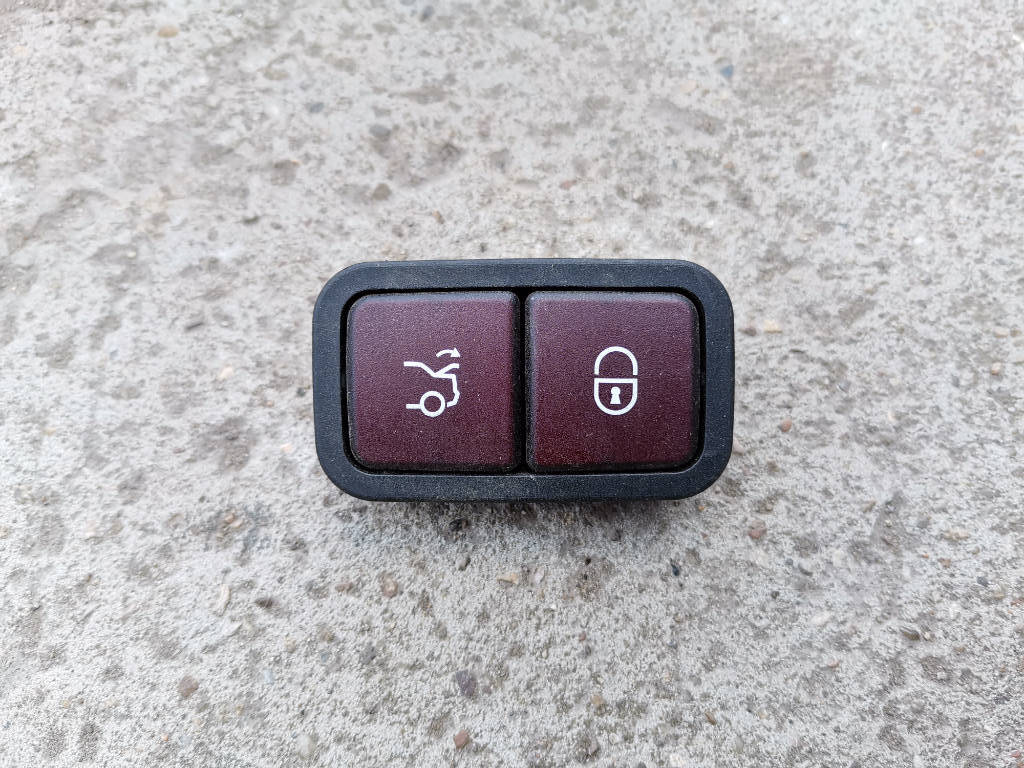 Кнопка открывания багажника A2208211479 Mercedes-Benz S-класс
