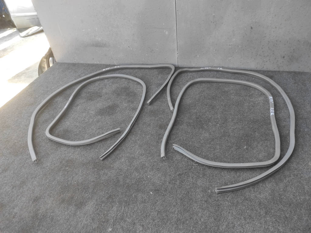 Уплотнитель двери Toyota Corolla 1997 AE114 4AFE