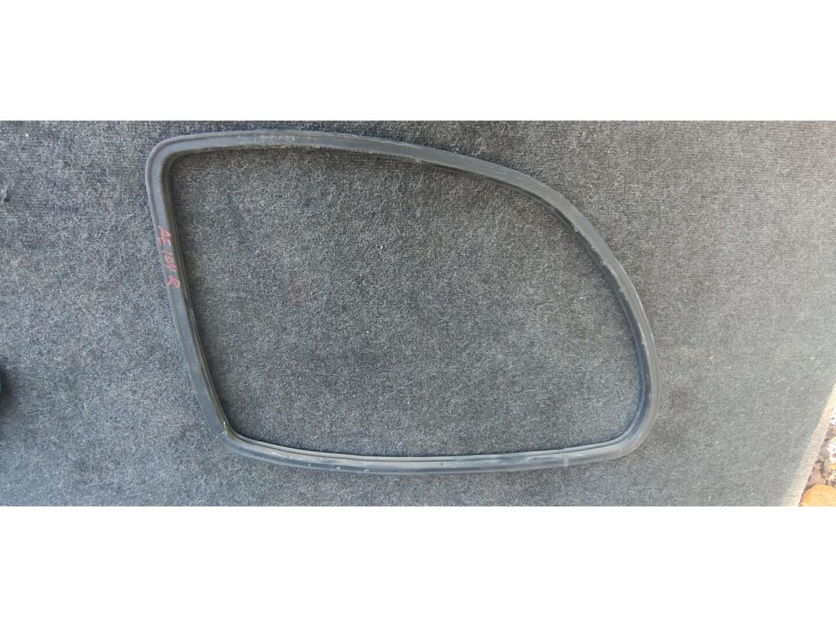 Уплотнитель окна багажника TOYOTA COROLLA AE104G 4AFE