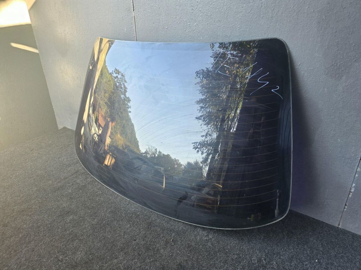 Стекло заднее  TOYOTA COROLLA AE114 4AFE