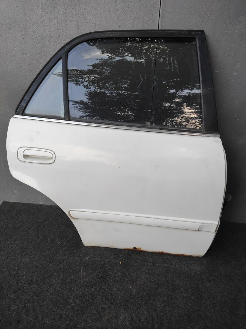Дверь и элементы двери  TOYOTA COROLLA AE114 4AFE