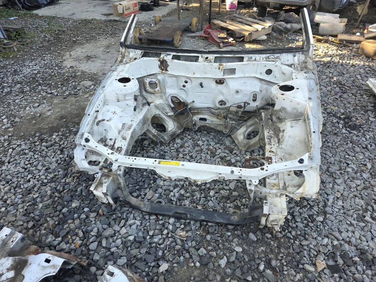 Передняя часть автомобиля  TOYOTA COROLLA AE114 4AFE
