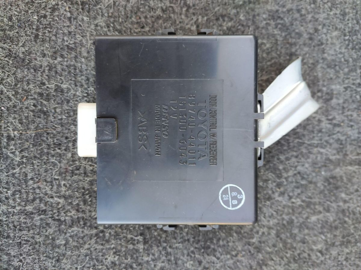 Блок управления дверями  TOYOTA IPSUM SXM10G 3SFE