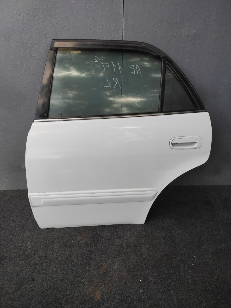 Дверь и элементы двери  TOYOTA COROLLA AE114 4AFE