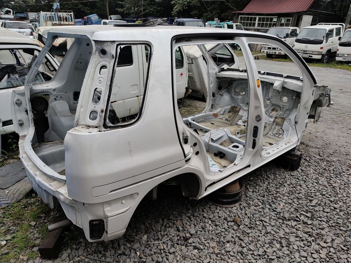 Кузов TOYOTA RAUM EXZ10 5E