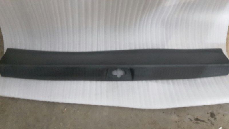 Пластик замка багажника  Toyota Estima MCR40 1MZ-FE