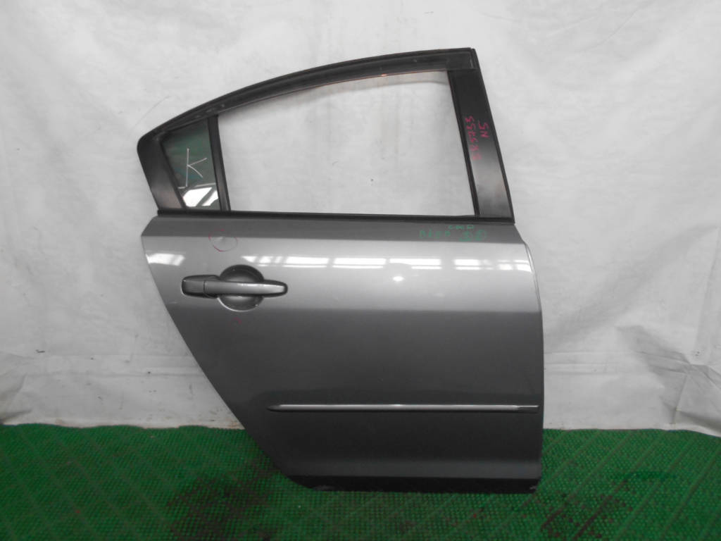 Дверь боковая правая задняя Mazda Axela 2004 BKEP LFVE