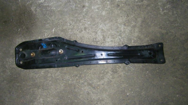 Балка под двс  Toyota Isis CBA-ANM10W 1ZZ