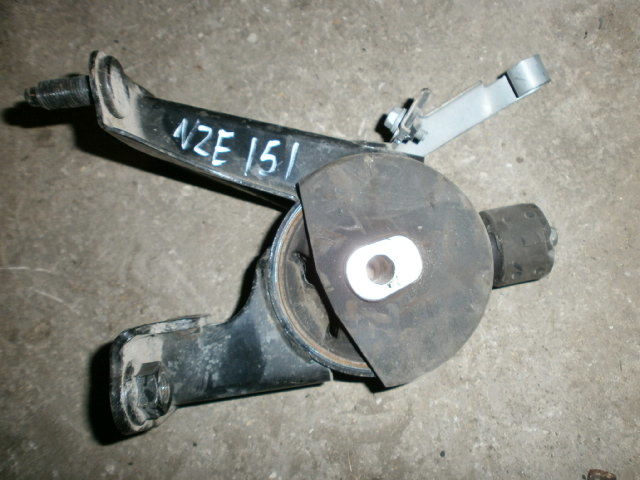 Подушка двигателя  Toyota Auris NZE151 1NZ