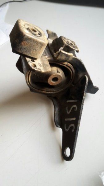 Подушка двигателя  Toyota Isis ZNM10 1ZZ-FE