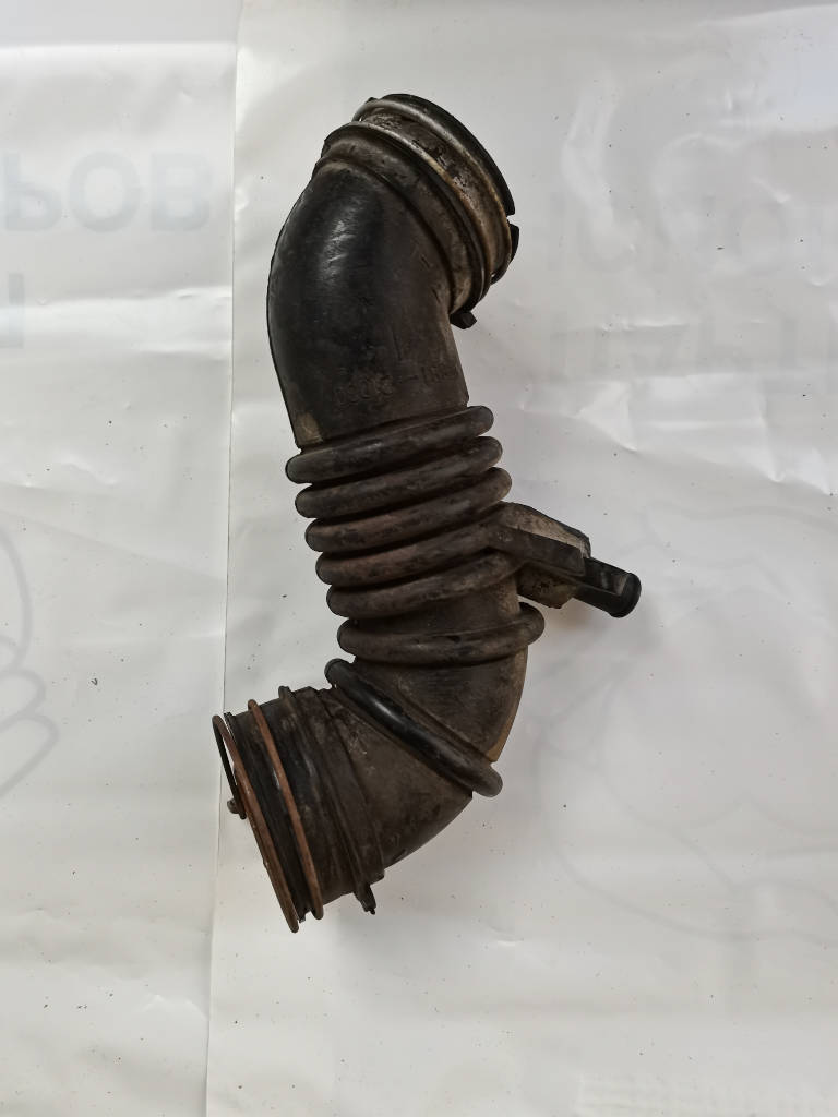 Патрубок воздушного фильтра 1788121030 Toyota Corolla Fielder NZE124G 1NZFE