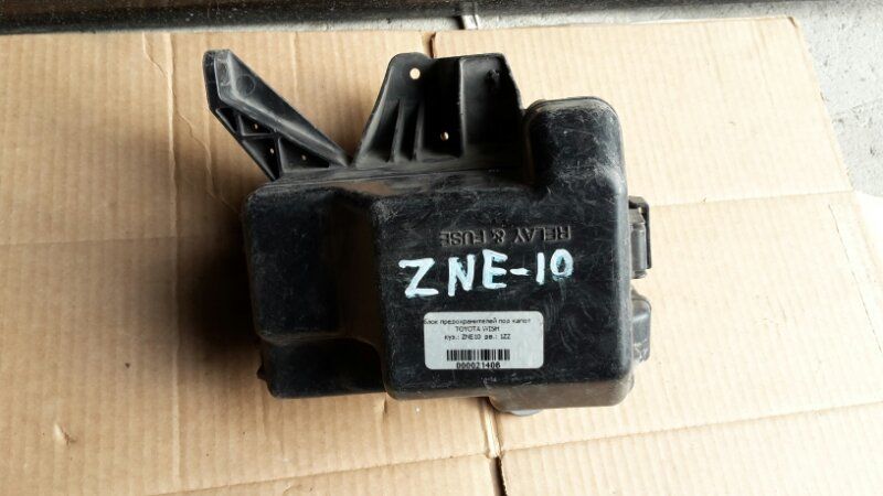 Блок предохранителей под капот  Toyota Wish ZNE10 1ZZ-FE