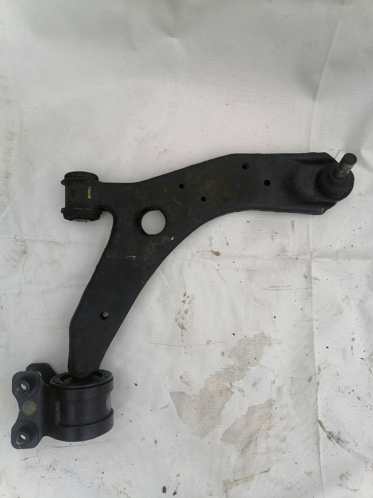 Рычаг подвески справа спереди B32H34300 Mazda Axela 2004 BKEP LFVE