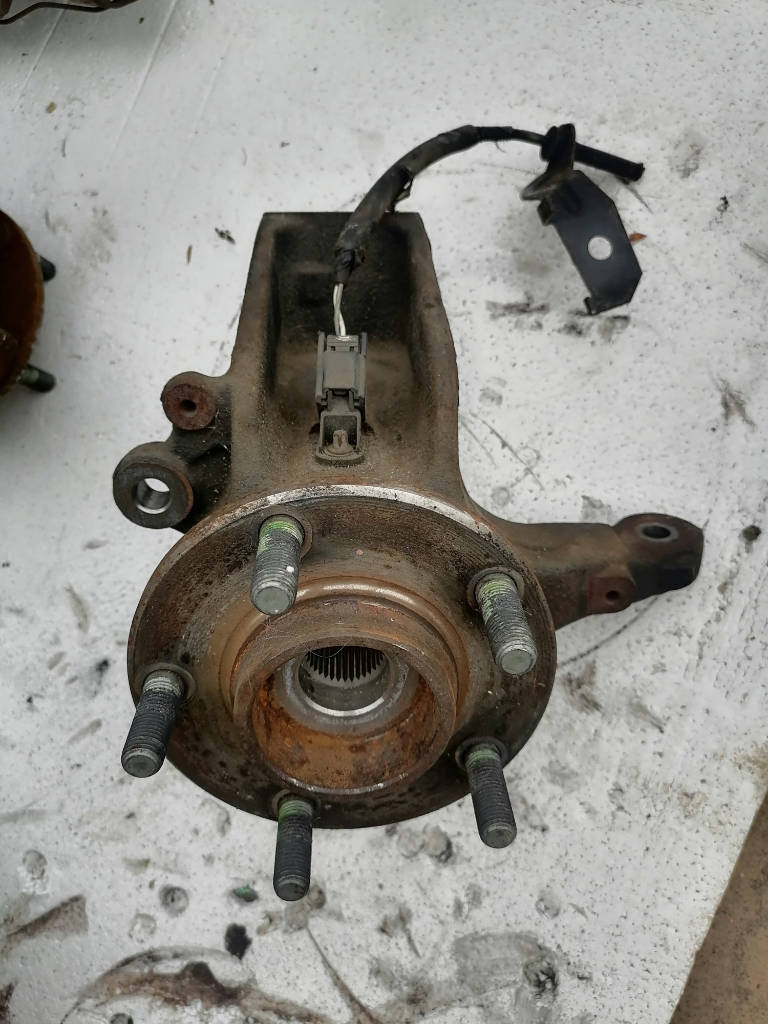 Ступица левая передняя Mazda Axela 2004 BKEP LFVE