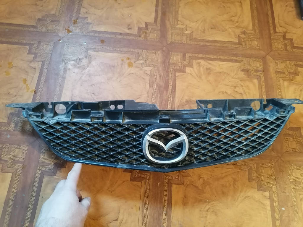 Решетка радиатора Mazda Familia BJ5W B5