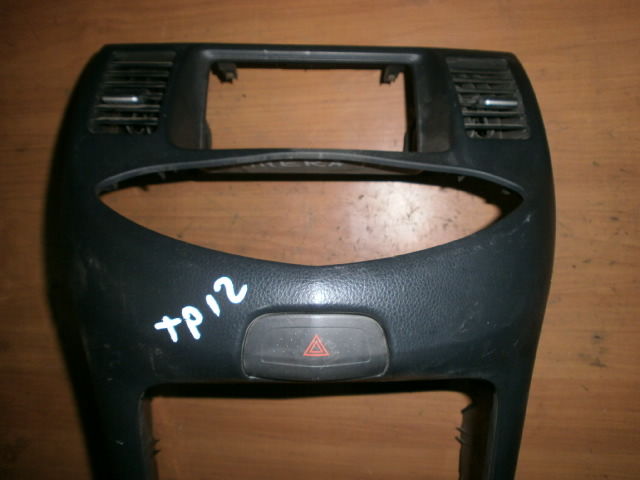 Консоль магнитофона  Nissan Primera TP12 QR20