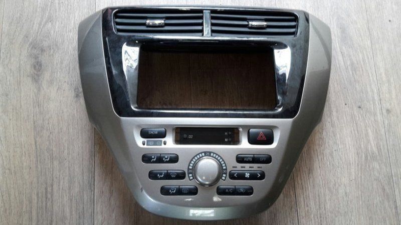 Рамка магнитофона  Toyota Opa ZCT10 1ZZ-FE