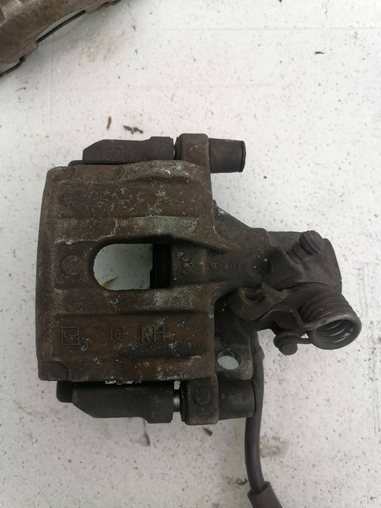 Суппорт тормозной справа сзади Mazda Axela 2004 BKEP LFVE