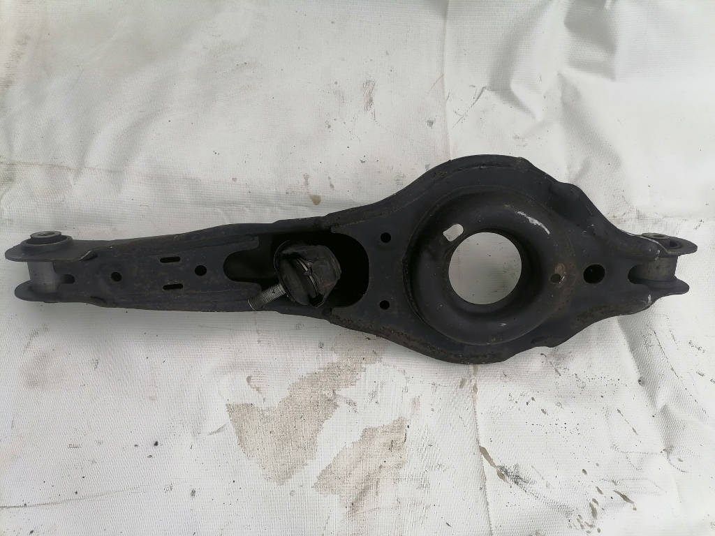 Рычаг поперечный правый задний BP4K28300D Mazda Axela 2004 BKEP LFVE