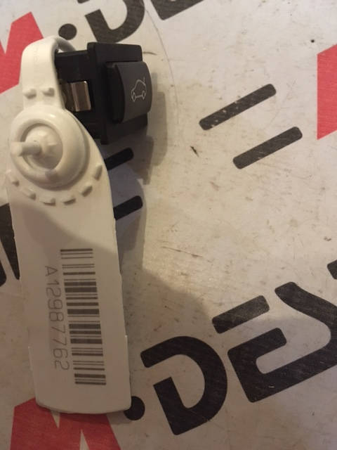 Выключатель отпирания багажного отделения bmw E88 E90 61316921846