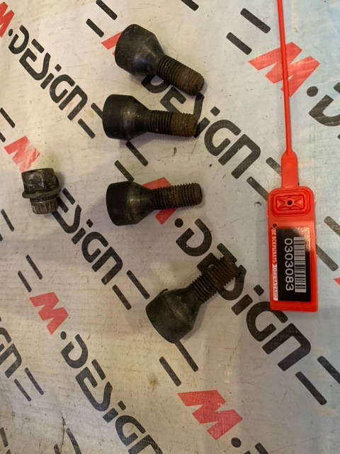 Комплект фиксаторов колесного болта+ секретка BMW F30 36136776076