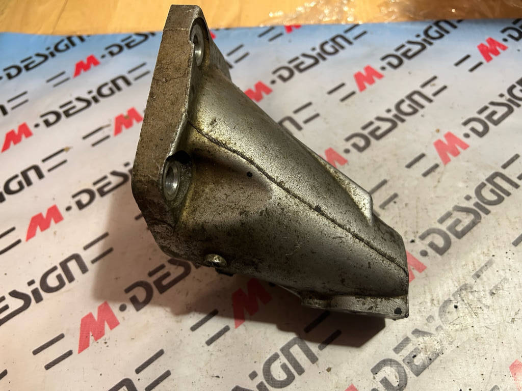 Кронштейн опоры двигателя правый Toyota 12311-46140