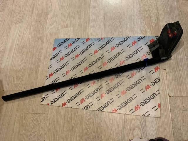 Уплотнитель шахты стекла Правый Передний Внутр BMW E88 51337164940