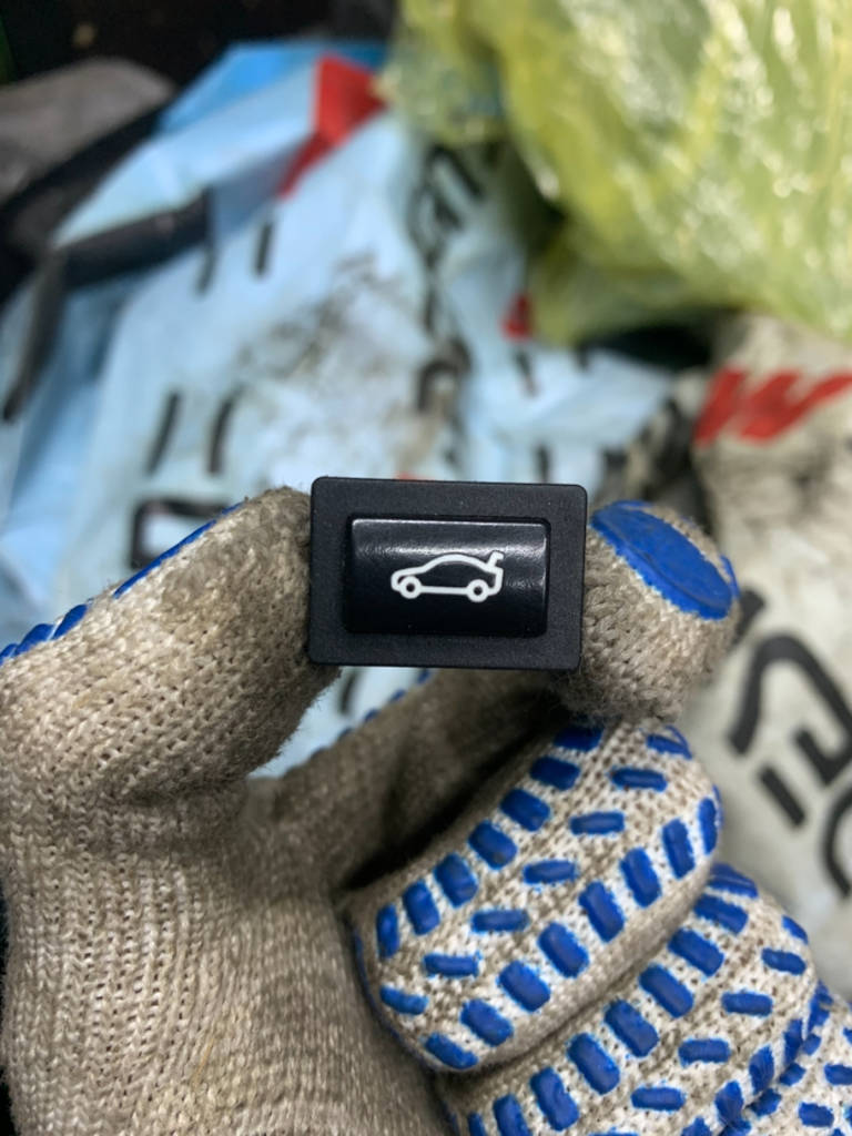 Кнопка открывания багажника BMW