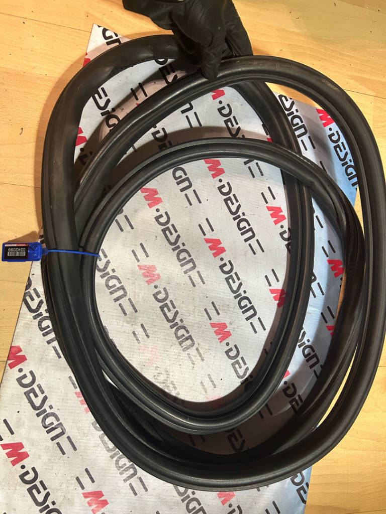 Уплотнительная резинка боковой двери передняя Bmw