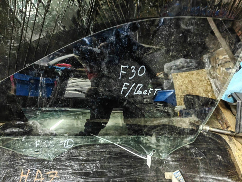 Стекло двери переднее левое Bmw F30