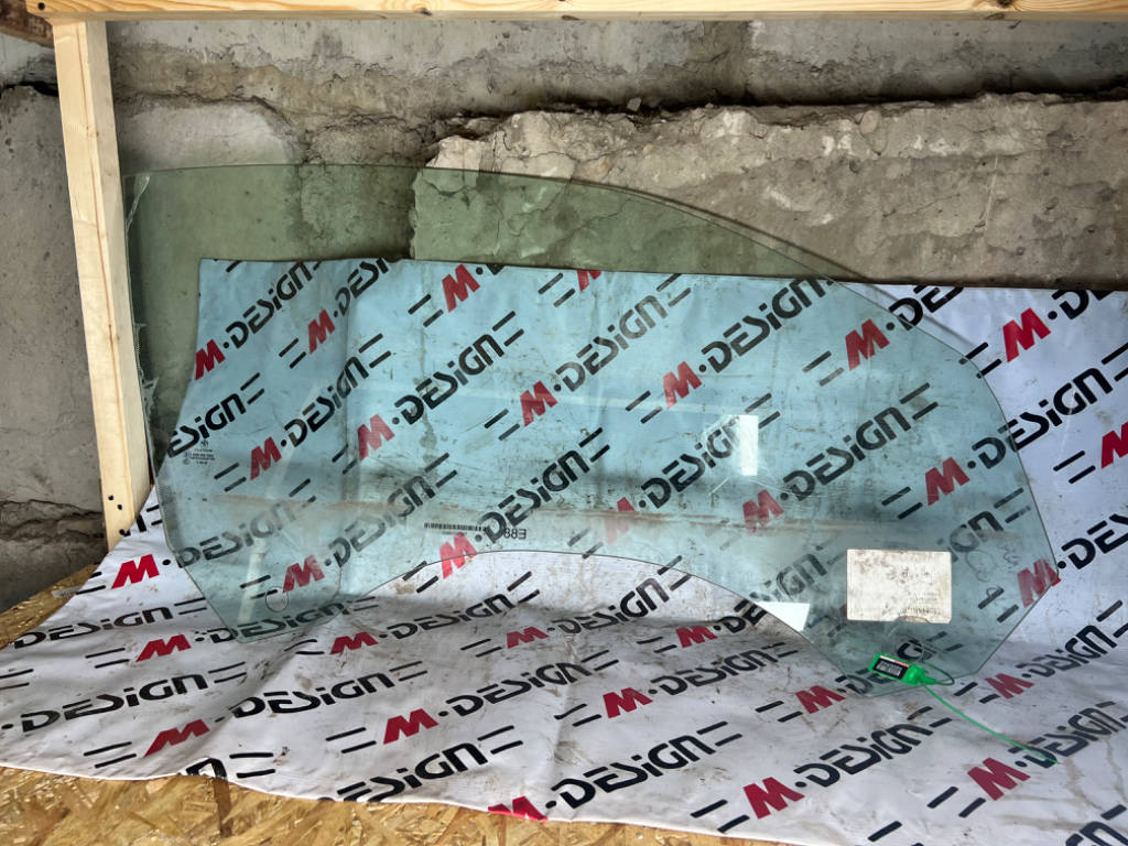 Стекло двери переднее правое