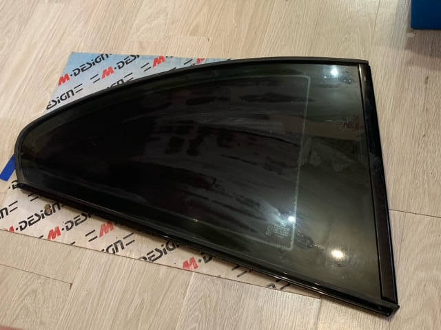 Боковое стекло Правое Заднее BMW E82 51372996840