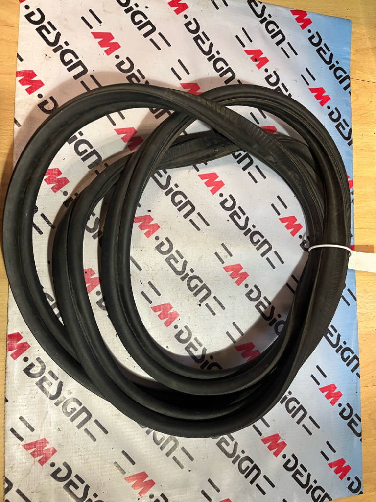 Уплотнитель багажной двери bmw 51767166660