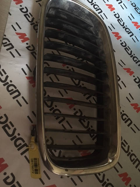 Решётка радиатора левая BMW 3 F30/31 51137405835 черн./хром