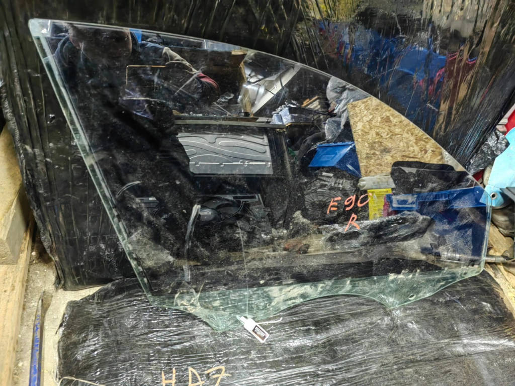 Стекло переднее правое Bmw E90 51337060264