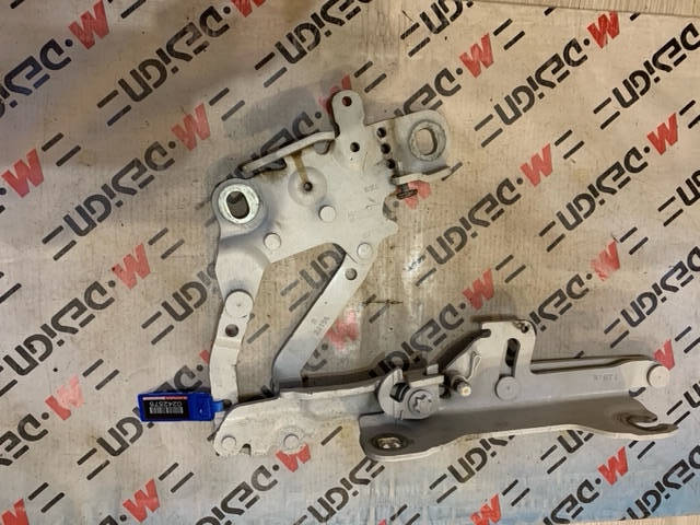 Петля капота правая Bmw F30 41617286344