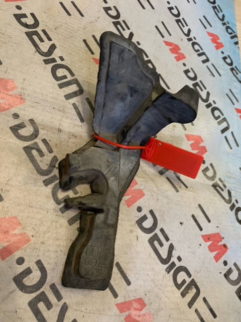 Уплотнитель капота Правый BMW E88 51767182060