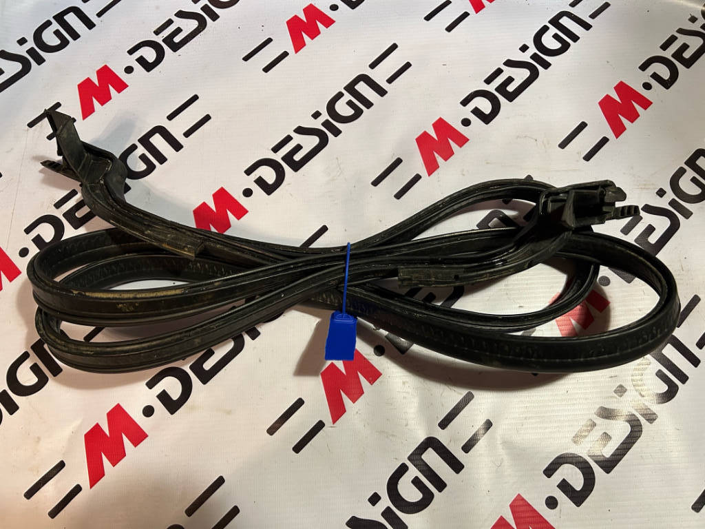 Уплотнитель отделения складного верха BMW E88 51767166397