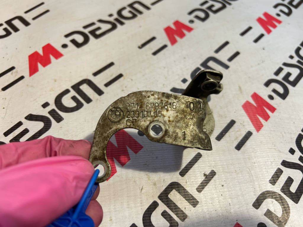 Кронштейн датчика дорожного просвета Левый bmw 37146797816