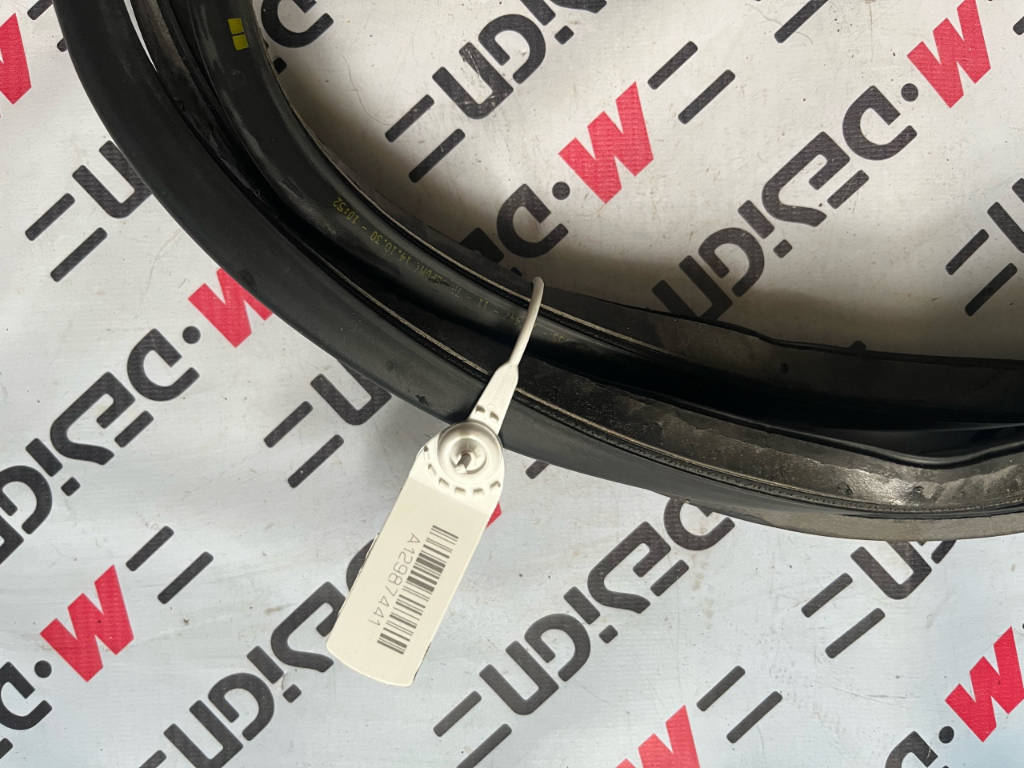 Уплотнитель двери впереди BMW 51337258329