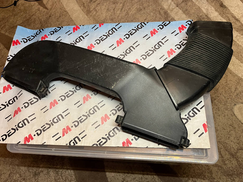 Патрубок впускной системы BMW E82 E88 N54B30 13717565281