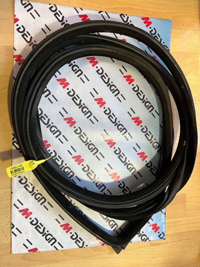 Уплотнитель двери передней левой BMW 3 E92 51767175783