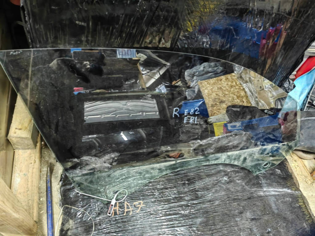 Стекло переднее правое Bmw E82 51337165580