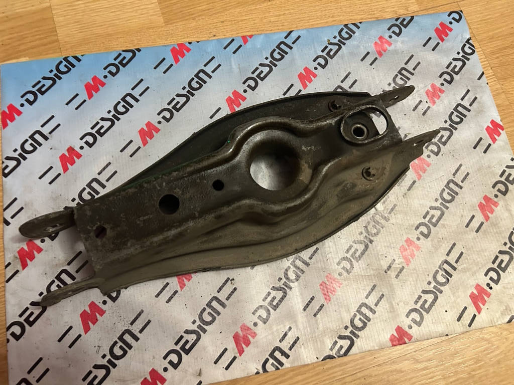 Рычаг задний нижний BMW E90 33326772899