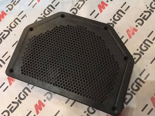 Накладка центрального НЧ-динамика BMW E88 65136925328