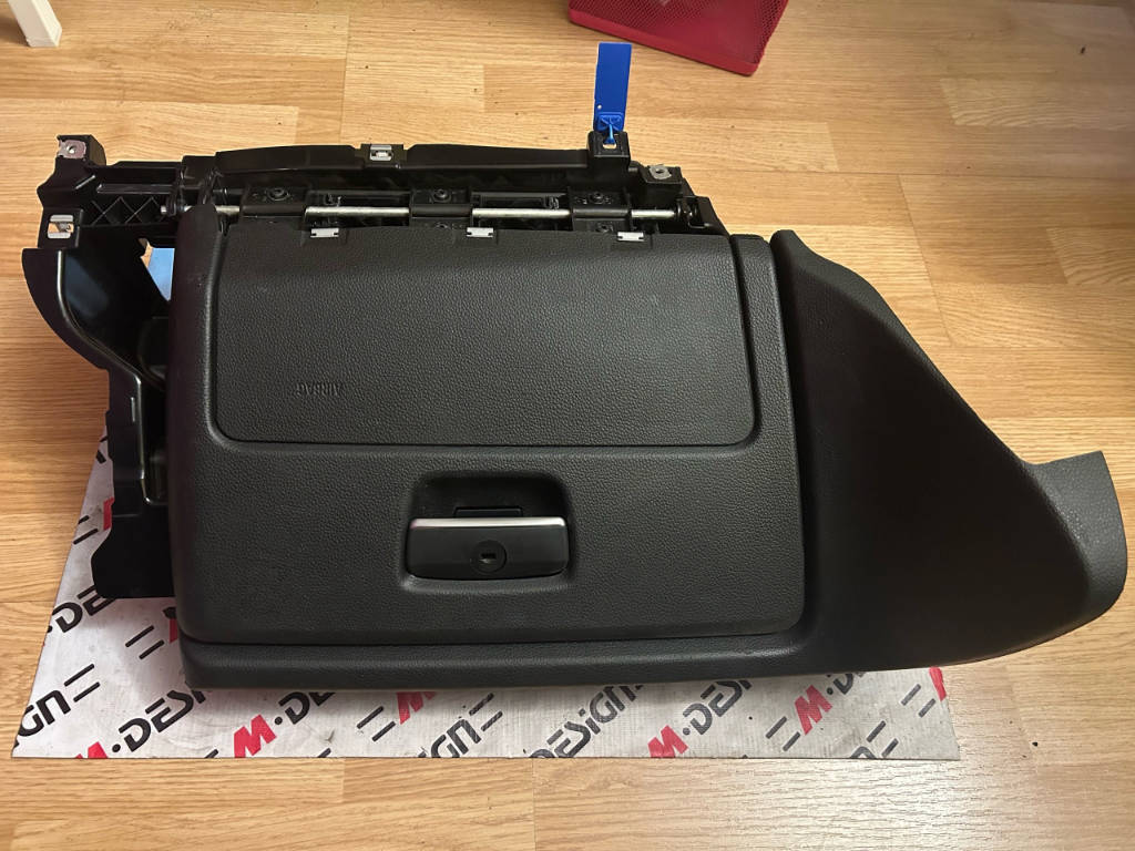 Бардачок торпеды BMW E88 51169110908