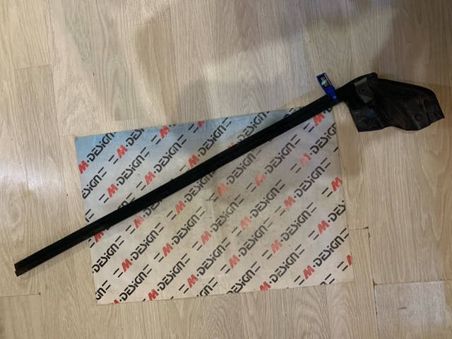 Уплотнитель шахты стекла Левый Передний Внутр BMW E88 51337164939