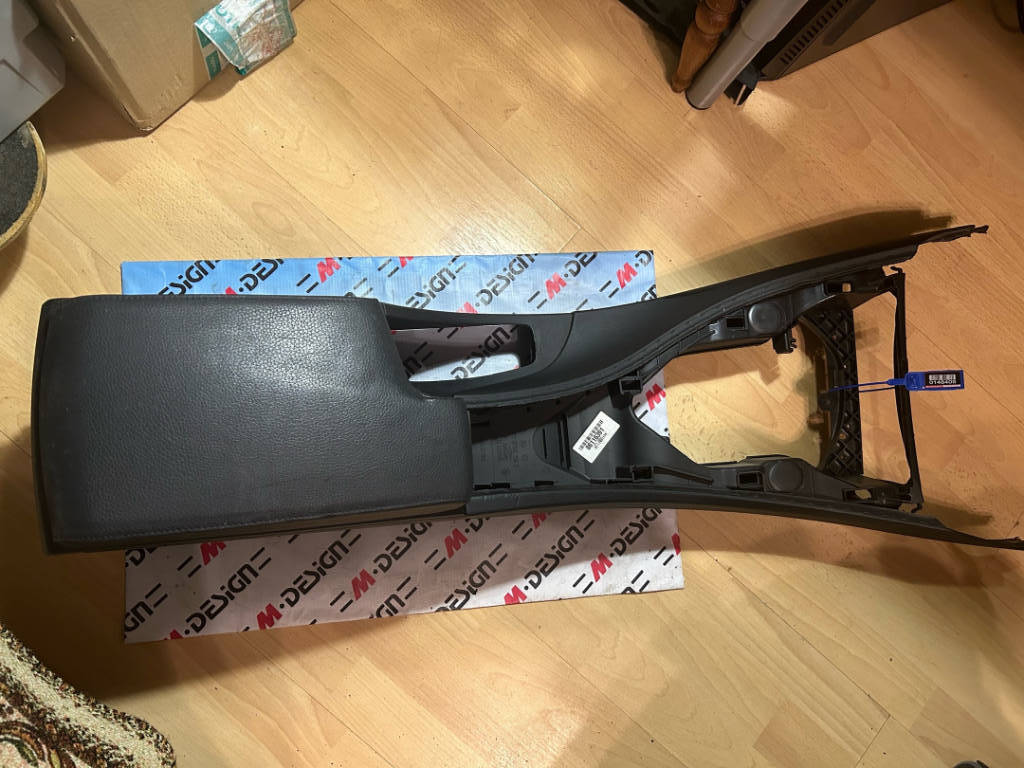 Консоль с подлокотником BMW e90 51169153212