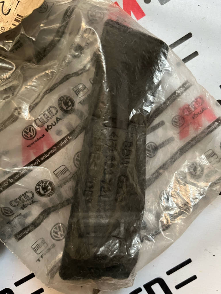 Уплотнитель капота Audi 4F0823721